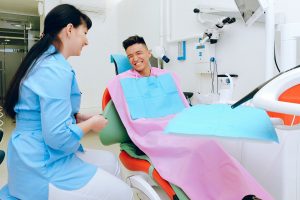 Co robi ortodonta podczas wizyt kontrolnych?