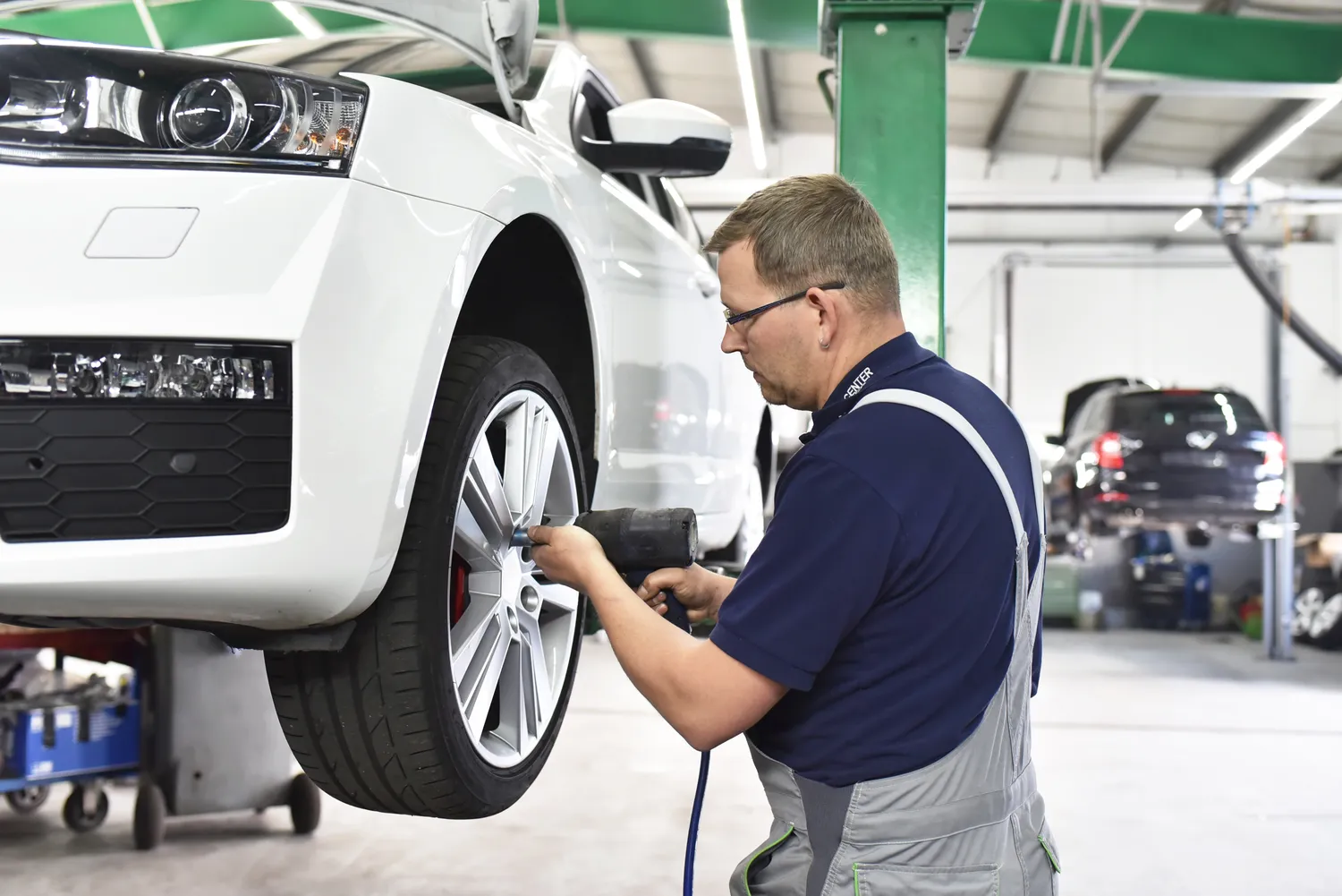 Jak założyć opony w dobrym kierunku?